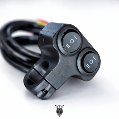 تصویر از کلید دوتایی روی لوله فرمان